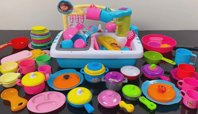 اسباب بازی های وسایل آشپزخانه ، باید کاملا ایمن باشند و خطری را برای کودک ایجاد نکنند.